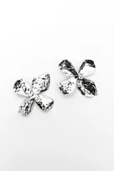 Aros caravanas dorados con diseño de flor de pétalos anchos y textura martillada.