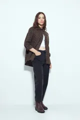 Pantalón de denim negro con corte barrel, de tiro alto y silueta relajada, con cierre y botón frontal.