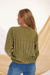 Buzo tejido de punto color verde oliva, con cuello alto y mangas largas.