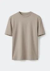 Remera básica de manga corta y cuello redondo, de corte recto y color gris topo.