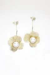Aros colgantes dorados con forma de flor y perla blanca en el centro.