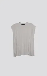 Sudadera de cuello redondo color beige, confeccionada en tejido liviano de hilo con calce amplio y relajado. Presenta recortes superpuestos que aportan relieve y textura.