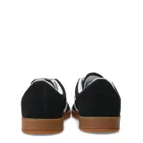 Championes Converse All Star Classic Trainer Suede, color negro con detalles en blanco y suela de goma color caramelo. Confeccionados en gamuza, presentan el logo de estrella y flecha en los laterales, y la inscripción "All Star" en dorado.