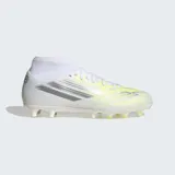 Championes de fútbol Adidas F50 Sparkfusion Club de caña media, diseñados para terreno firme y pasto artificial. Presentan un exterior Fiberskin con detalles en gris y amarillo neón, cuello tejido extendido para mayor soporte y suela Sprintplate Fusion con tapones semicónicos para tracción y agilidad.