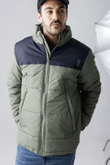 Campera puffer azul marino con canesú azul más claro en la parte superior y capucha. Cierre frontal con cremallera y bolsillos laterales.