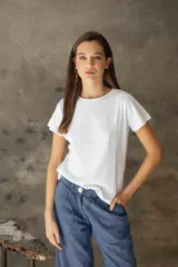 Remera de manga corta en algodón, con cuello redondo y bordado sutil a tono en el pecho.