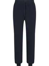 Joggers azul marino de felpa de algodón con cintura elástica ajustable con cordón, bolsillos laterales, un bolsillo trasero y bajos elásticos.