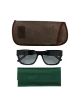 Lentes de sol RKF modelo Genova, armazón rectangular de acetato de celulosa negro y cristales oscuros polarizados con protección UV.