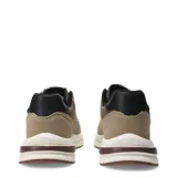Championes urbanos Umbro modelo Kixs, color beige con detalles en marrón oscuro y negro. Presentan el logo de la marca en el lateral, suela de plataforma blanca y cordones jaspeados.