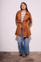 Trench marrón de gamuza vegana con cuello solapa, manga larga, cinturón con hebilla y corte evasé.