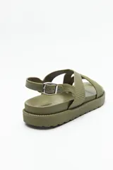 Sandalia negra con tiras entrelazadas ajustables y hebilla metálica. Su base es chunky de goma liviana y su suela elevada de 3,5cm.