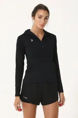 Buzo negro deportivo con capucha, cierre frontal a mitad del torso y bolsillos laterales.