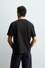 Camiseta de corte regular confeccionada en algodón de peso medio, con cuello redondo y manga corta.