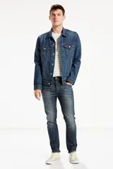 Jean Levi's 510 Skinny de hombre, color azul oscuro con efecto desgastado. Tiro bajo, ajustado en los muslos y pierna ajustada hasta el tobillo. Confeccionado en denim con stretch para mayor movilidad.