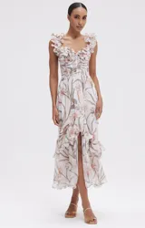 Vestido midi blanco con estampado floral en tonos rosados y marrones, escote con volantes, breteles anchos y falda vaporosa con abertura frontal y detalles de volados.
