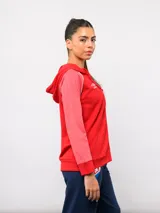 Campera deportiva con capucha y cierre frontal, de la marca Umbro para el Club Nacional de Football. Presenta un diseño en azul marino con mangas en tono gris jaspeado, detalles de vivos tricolores en los hombros y el escudo del club bordado en el pecho.