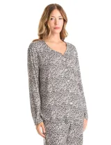 Conjunto de pijama compuesto por una remera de manga larga con escote en V, abertura frontal con botones y bolsillo aplicado, y un pantalón con cintura elástica y lazo de ajuste. Presenta un estampado animal print en tonos neutros.