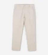 Pantalón de sarga para hombre, de corte recto y diseño básico. Cuenta con cintura fija con trabillas para cinturón, cierre frontal con cremallera y botón, y bolsillos laterales y traseros.