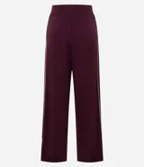 Pantalón wide leg color bordó con cintura estructurada y detalle de piping lateral en color blanco. Confeccionado en tejido de algodón, viscosa y poliéster.