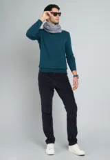 Sweater de algodón color verde petróleo, con cuello redondo y mangas largas.