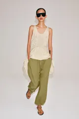 Pantalón jogger ZW Collection confeccionado en mezcla de algodón, color verde militar. Cuenta con tiro medio, cintura con trabillas y cordón ajustable, bolsillos laterales ocultos, rodilleras reforzadas y botones a presión en los tobillos para ajustar la botamanga.