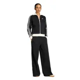 Campera deportiva Adidas con cierre frontal, cuello alto, mangas largas con las icónicas tres tiras blancas y puños y ruedo en tejido acanalado. Presenta el logo del trébol bordado en el pecho.