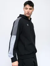 Canguro negro con capucha, corte clásico, mangas largas con franjas grises y logo de la marca bordado en el pecho.