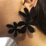 Aros colgantes con forma de triple flor de jazmín color rojo.