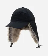 Gorra de estilo aviador con visera curva, confeccionada en poliéster negro. Presenta solapas laterales con forro de piel sintética para cubrir las orejas y ajuste trasero regulable.