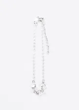 Pulsera de plata 925 con cadena fina y tres dijes colgantes en forma de corazón, uno de ellos engarzado con una piedra de zirconia.