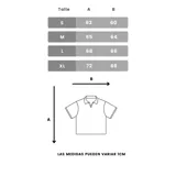 Polo de corte oversize con diseño bicolor, cuerpo en color blanco y mangas raglán en color negro. Presenta cuello tipo polo en negro y estampado gráfico frontal con tipografía cursiva y detalles de la marca.