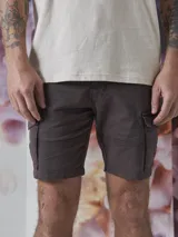 Bermuda de gabardina negra con bolsillos cargo laterales y corte recto.
