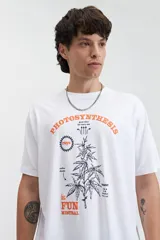 Remera blanca de manga corta con estampado frontal que simula un diagrama de "Photosynthesis is Fun" con una planta de cannabis.