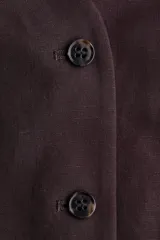 Chaleco sastre de mezcla de lino y viscosa, color marrón oscuro, con cierre frontal de botones y escote en V profundo tanto en el frente como en la espalda.