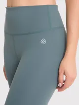 Calza deportiva larga color verde azulado, de tiro alto y calce regular. Confeccionada en tejido suave con tecnología Seamless.