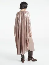 Vestido largo de diseño tipo capa con textura plisada, cuello redondo y mangas amplias estilo murciélago.