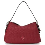 Bolso de hombro tipo baguette de color rojo intenso, con textura tejida tipo trenzado (intrecciato) en todo el cuerpo. Presenta herrajes metálicos dorados y un dije colgante con el logo triangular de Guess.