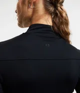 Campera deportiva Get Over de cuello alto, con cierre frontal por cremallera y bolsillos laterales. Confeccionada en tejido técnico de poliamida y elastano, ideal para actividades físicas.