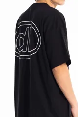 Remera verde militar con efecto gastado, corte oversize y estampado frontal con logo circular en color crudo.