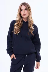 Buzo tipo hoodie de felpa color negro, con capucha, cordones ajustables y bolsillo frontal tipo canguro.