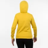 Campera deportiva con capucha y cierre frontal, color amarillo mostaza, de manga larga y calce ajustado. Presenta bolsillos canguro frontales y un pequeño logo bordado en el pecho.