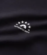 Buzo deportivo de corte boxy, color negro, con cuello alto, cierre frontal completo y mangas largas. Presenta detalles de líneas blancas a lo largo de las mangas y lettering estampado en el pecho.