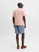 Bermuda de calce relajado color gris, con cintura ajustable con cordón, bolsillos delanteros y traseros, confeccionada en tejido dobby con sutil textura geométrica.