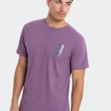 Remera violeta de manga corta y corte regular fit, con pequeño estampado vertical en el pecho que incluye la marca Reef.
