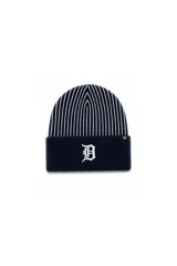 Gorro tejido tipo beanie con puño, color azul marino con diseño de rayas verticales blancas en la parte superior. Presenta el logo de los Detroit Tigers bordado en relieve en el frente y una pequeña etiqueta de la marca 47 en el puño.
