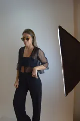 Blusa negra de microtul con mangas cortas acampanadas.