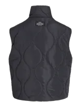 Chaleco acolchado color negro con diseño matelaseado de ondas, cuello alto, cierre frontal con cremallera y bolsillos frontales aplicados.