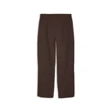 Pantalón cargo de corte relajado color marrón chocolate, con bolsillos laterales tipo cargo y logo de la marca bordado en blanco en la parte superior.