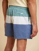 Short de baño azul con franjas horizontales en verde agua y blanco.
