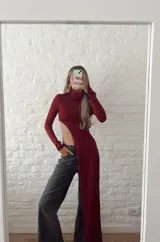 Top de cuello alto color bordó, con manga larga y abertura en el abdomen.